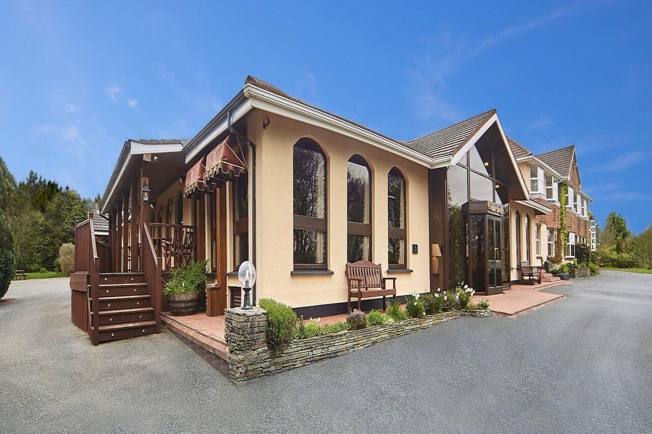 Cedar Lodge Hotel & Restaurant Newbawn Екстер'єр фото