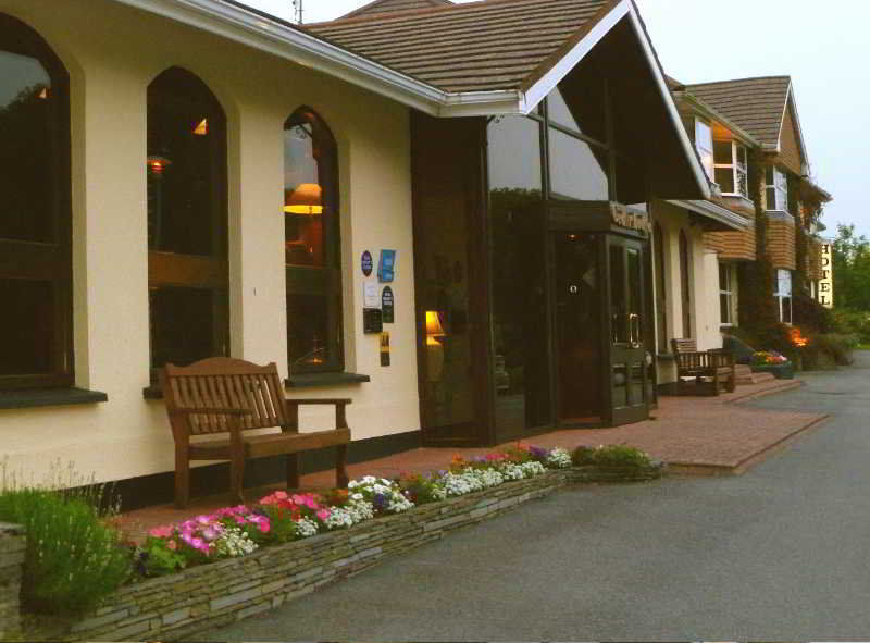 Cedar Lodge Hotel & Restaurant Newbawn Екстер'єр фото