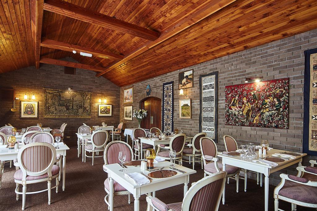 Cedar Lodge Hotel & Restaurant Newbawn Екстер'єр фото