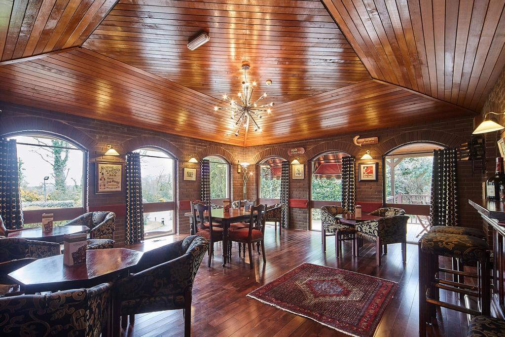 Cedar Lodge Hotel & Restaurant Newbawn Екстер'єр фото