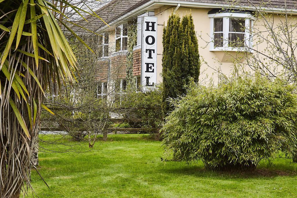 Cedar Lodge Hotel & Restaurant Newbawn Екстер'єр фото