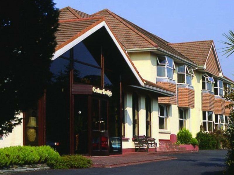 Cedar Lodge Hotel & Restaurant Newbawn Екстер'єр фото
