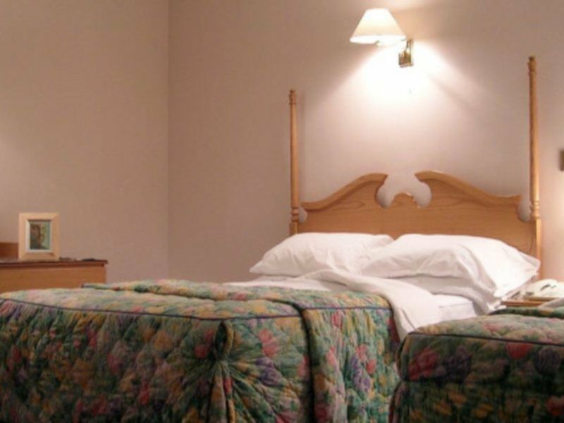 Cedar Lodge Hotel & Restaurant Newbawn Екстер'єр фото
